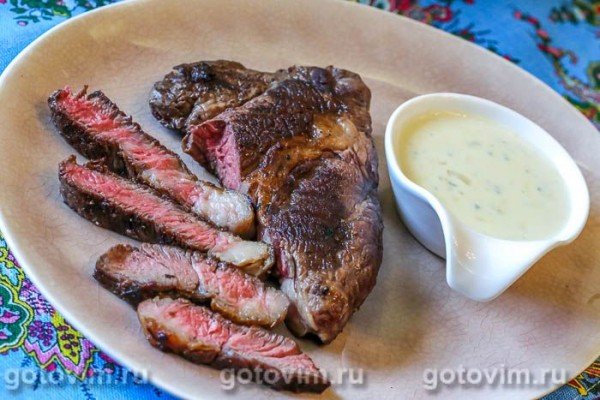 Стейк из говядины со сливочным соусом из голубого сыра 