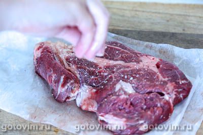 Стейк из говядины со сливочным соусом из голубого сыра 