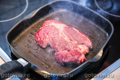 Стейк из говядины со сливочным соусом из голубого сыра 