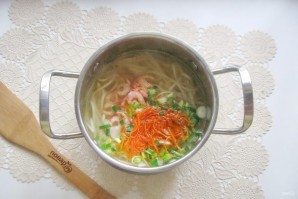 Суп с креветками и лапшой