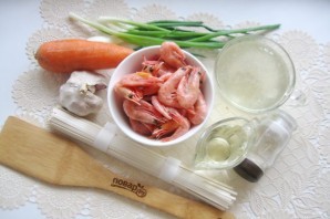 Суп с креветками и лапшой