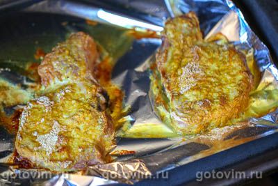 Свиная котлета на косточке в панировке, запеченная в духовке