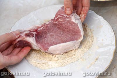 Свиная котлета на косточке в панировке, запеченная в духовке