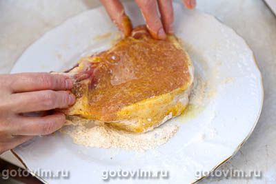 Свиная котлета на косточке в панировке, запеченная в духовке