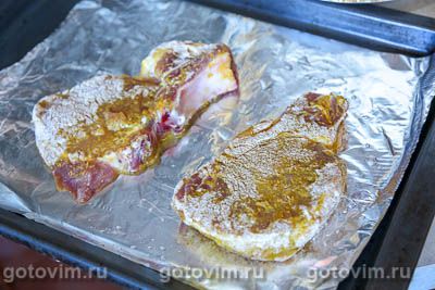 Свиная котлета на косточке в панировке, запеченная в духовке