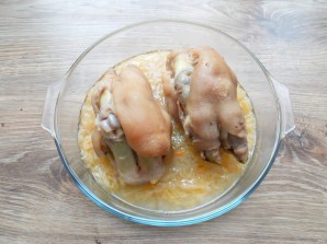 Свиные ножки с капустой