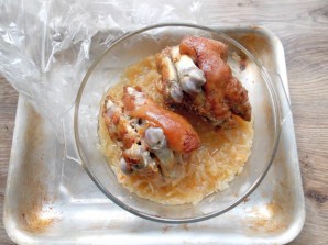 Свиные ножки с капустой