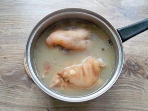 Свиные ножки с капустой