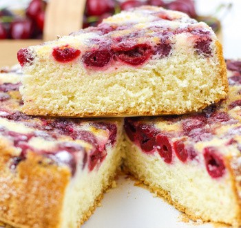 Так быстро и просто! Воздушная шарлотка с вишней