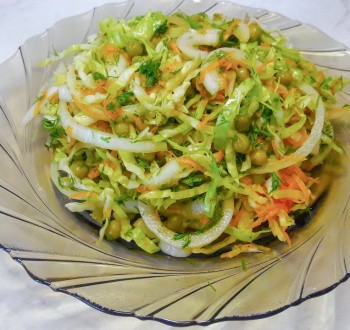 Витаминный салат из свежей капусты Витаминный салат из свежей капусты