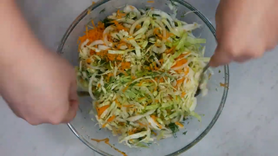 Витаминный салат из свежей капусты Витаминный салат из свежей капусты