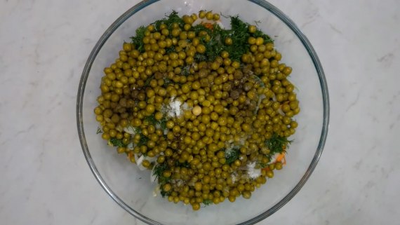 Витаминный салат из свежей капусты Витаминный салат из свежей капусты