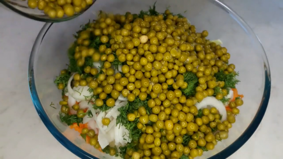 Витаминный салат из свежей капусты Витаминный салат из свежей капусты