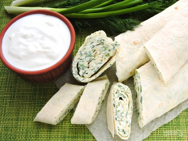 Закуска на скорую руку! 5 быстрых рулетов из лаваша с начинкой        