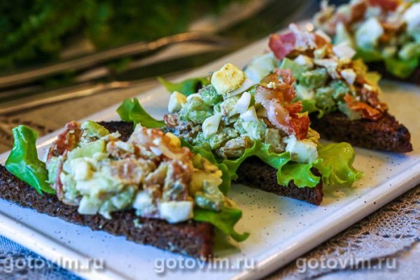 Американский яичный салат с хрустящим беконом Американский яичный салат с хрустящим беконом