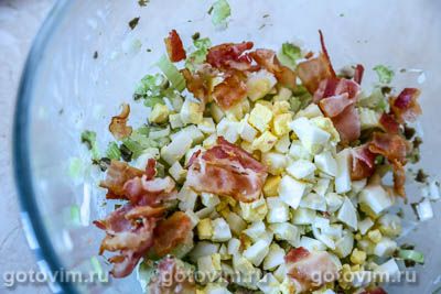 Американский яичный салат с хрустящим беконом Американский яичный салат с хрустящим беконом