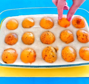 Бюджетный пирог с абрикосами без яиц, молока и масла