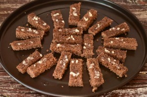 Бородинские сухарики с чесноком в духовке