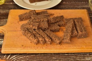 Бородинские сухарики с чесноком в духовке