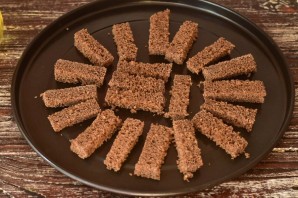 Бородинские сухарики с чесноком в духовке