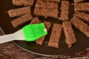 Бородинские сухарики с чесноком в духовке