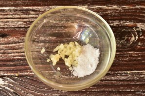 Бородинские сухарики с чесноком в духовке