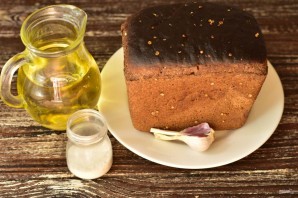 Бородинские сухарики с чесноком в духовке