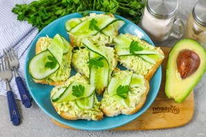 Бутерброды с авокадо и яйцом