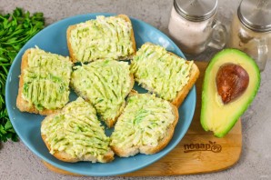 Бутерброды с авокадо и яйцом