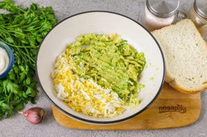 Бутерброды с авокадо и яйцом