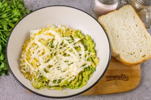 Бутерброды с авокадо и яйцом