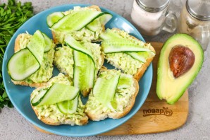 Бутерброды с авокадо и яйцом