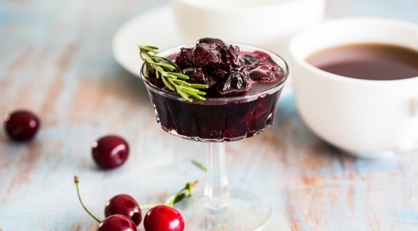 Быстрое вишневое варенье с медом и розмарином, пошаговый рецепт с фото Быстрое вишневое варенье с медом и розмарином, пошаговый рецепт с фото