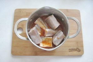 Хек тушеный в соевом соусе