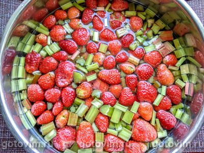 Компот из клубники и ревеня Компот из клубники и ревеня