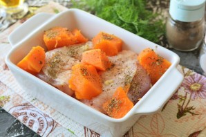 Куриные бедра с тыквой в духовке