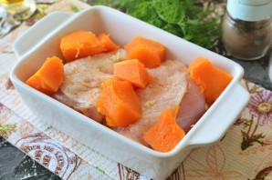 Куриные бедра с тыквой в духовке