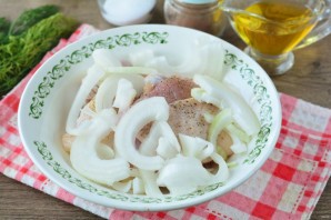 Куриные бедра в майонезе в духовке