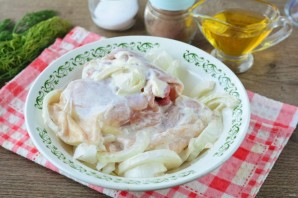 Куриные бедра в майонезе в духовке