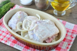 Куриные бедра в майонезе в духовке