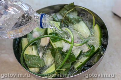 Малосольные огурцы на минералке Малосольные огурцы на минералке