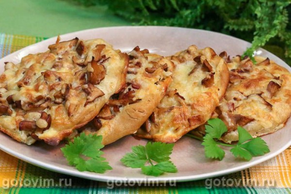 Мини пицца с беконом и жареными лисичками