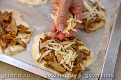 Мини пицца с беконом и жареными лисичками