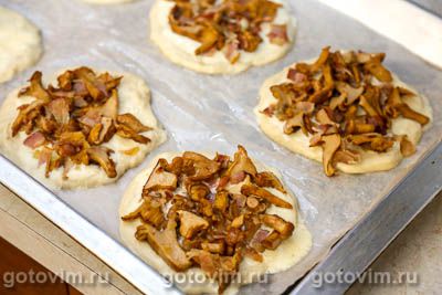 Мини пицца с беконом и жареными лисичками