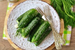 Огурцы малосольные в пакете с чесноком