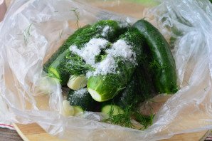 Огурцы малосольные в пакете с чесноком