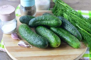 Огурцы малосольные в пакете с чесноком