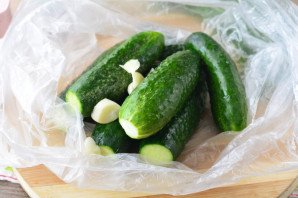 Огурцы малосольные в пакете с чесноком