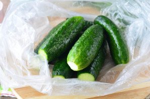 Огурцы малосольные в пакете с чесноком