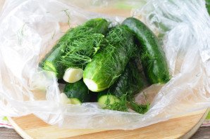 Огурцы малосольные в пакете с чесноком